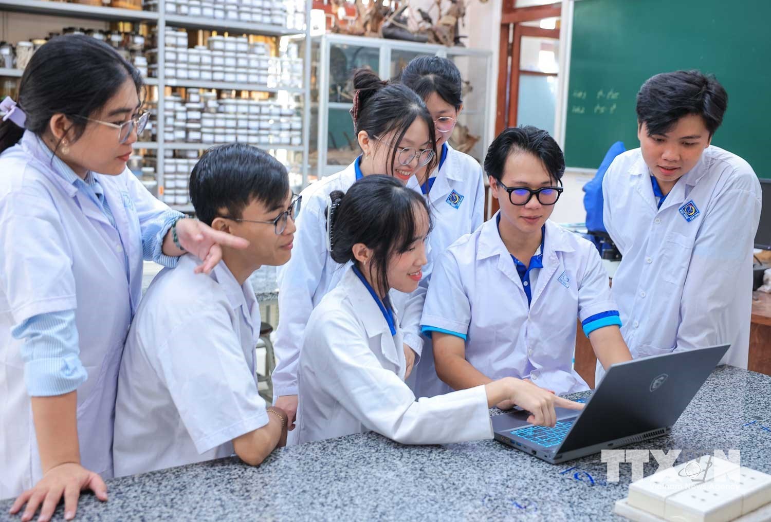 Từ những buổi trao đổi, thảo luận đến các giờ thực hành và quá trình xây dựng bài báo khoa học, sinh viên từng bước làm quen với cách tư duy và làm việc nghiên cứu, rèn luyện kỹ năng giải quyết vấn đề, phối hợp nhóm, áp dụng những kiến thức trên giảng đường vào các vấn đề thực tế. (Ảnh: Hoàng Hiếu/TTXVN)